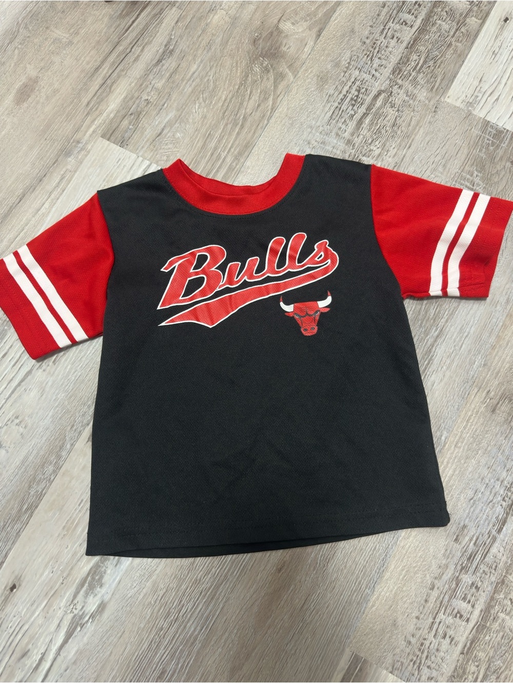 NBA Chicago Bulls Kids Short Sleeve Tee in Black & Red